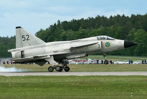 Mặc dù JA-37 Viggen là chiếc máy bay đỉnh cao vào thời điểm nó ra đời (thực hiện chuyến bay đầu tiên năm 1967) nhưng để khóa được mục tiêu là chiếc SR-71, không bao giờ là chuyện dễ dàng với máy bay này khi nó chỉ đạt trần bay 18 km, tốc độ tối đa Mach 2,1. Mặc dù JA-37 Viggen là chiếc máy bay đỉnh cao vào thời điểm nó ra đời (thực hiện chuyến bay đầu tiên năm 1967) nhưng để khóa được mục tiêu là chiếc SR-71, không bao giờ là chuyện dễ dàng với máy bay này khi nó chỉ đạt trần bay 18 km, tốc độ tối đa Mach 2,1.