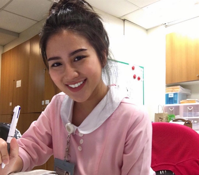 Được biết cô gái với nickname Carina Linn, tên thật là Lưu Gia Linh (23 tuổi) là một y tá làm việc ở bệnh viện đa khoa Min-Sheng, Đài Loan. Được biết cô gái với nickname Carina Linn, tên thật là Lưu Gia Linh (23 tuổi) là một y tá làm việc ở bệnh viện đa khoa Min-Sheng, Đài Loan.