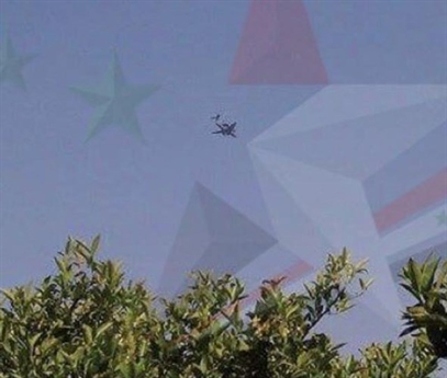 Truyền thông Syria vừa phát đi hình ảnh một chiếc máy bay chỉ huy - cảnh báo sớm hạng nặng A-50U của Nga đang bay tuần tra trên bầu trời Syria đã khiến nhiều người bất ngờ. Moskva đã không đưa ra bất cứ bình luận nào cho sự xuất hiện đường đột này và sự im lặng khiến xuất hiện nhiều đồn đoán. Truyền thông Syria vừa phát đi hình ảnh một chiếc máy bay chỉ huy - cảnh báo sớm hạng nặng A-50U của Nga đang bay tuần tra trên bầu trời Syria đã khiến nhiều người bất ngờ. Moskva đã không đưa ra bất cứ bình luận nào cho sự xuất hiện đường đột này và sự im lặng khiến xuất hiện nhiều đồn đoán.