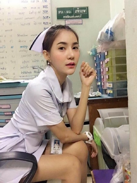 Mặc dù bộ đồng phục không xa lạ với các tiêu chuẩn phương Tây nhưng ở Thái Lan nó được cho là không phù hợp và khiêu khích. Nhiều người chỉ trích rằng Chatsri ăn mặc trang phục \ Mặc dù bộ đồng phục không xa lạ với các tiêu chuẩn phương Tây nhưng ở Thái Lan nó được cho là không phù hợp và khiêu khích. Nhiều người chỉ trích rằng Chatsri ăn mặc trang phục \
