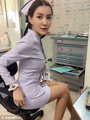 Nữ y tá đó là Parichat 'Pang' Chatsri, 26 tuổi làm việc tại một bệnh viện tư nhân ở Isan, Thái Lan. Cô gái đã phải bỏ việc sau khi các bức ảnh của cô lan truyền trên mạng. Nữ y tá đó là Parichat 'Pang' Chatsri, 26 tuổi làm việc tại một bệnh viện tư nhân ở Isan, Thái Lan. Cô gái đã phải bỏ việc sau khi các bức ảnh của cô lan truyền trên mạng.