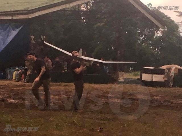 Theo hình ảnh được công bố cho thấy, loại UAV được đặc nhiệm Mỹ mang đến Philippines chính là RQ-11B - loại UAV lực lượng Thủy quân lục chiến nước này vừa tiếp nhận (đầu năm 2017) nằm trong lô vũ khí lớn từ Mỹ theo hợp đồng ký kết trước đó. Theo hình ảnh được công bố cho thấy, loại UAV được đặc nhiệm Mỹ mang đến Philippines chính là RQ-11B - loại UAV lực lượng Thủy quân lục chiến nước này vừa tiếp nhận (đầu năm 2017) nằm trong lô vũ khí lớn từ Mỹ theo hợp đồng ký kết trước đó.