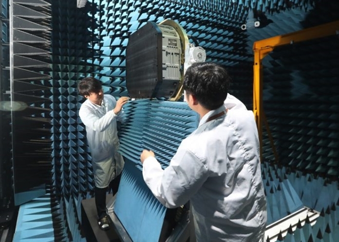 Hãng thông tấn Yonhap dẫn nguồn tin Công ty Quốc phòng Hàn Quốc Hanwha cho biết, nhà sản xuất này đã phát triển thành công loại radar tối tân AESA để trang bị cho tiêm kích tàng hình nội địa KF-X. Hãng thông tấn Yonhap dẫn nguồn tin Công ty Quốc phòng Hàn Quốc Hanwha cho biết, nhà sản xuất này đã phát triển thành công loại radar tối tân AESA để trang bị cho tiêm kích tàng hình nội địa KF-X.