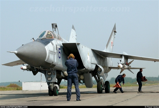 Theo TASS, ngày 18/7, tiêm kích đánh chặn hạng nặng MiG-31 đã đánh chặn thành công tên lửa hành trình siêu thanh trong cuộc tập trận tại vùng Viễn Đông. Trong cuộc diễn tập, MiG-31 đóng quân tại Kamchatka đã thực hành phát hiện và đánh chặn một tên lửa giả lập phóng từ biển Okhotsk bằng tên lửa không đối không. Khi bị đánh chặn, tên mục tiêu đang bay với vận tốc gấp 3 lần vận tốc âm thanh và ở độ cao tới 12km. Theo TASS, ngày 18/7, tiêm kích đánh chặn hạng nặng MiG-31 đã đánh chặn thành công tên lửa hành trình siêu thanh trong cuộc tập trận tại vùng Viễn Đông. Trong cuộc diễn tập, MiG-31 đóng quân tại Kamchatka đã thực hành phát hiện và đánh chặn một tên lửa giả lập phóng từ biển Okhotsk bằng tên lửa không đối không. Khi bị đánh chặn, tên mục tiêu đang bay với vận tốc gấp 3 lần vận tốc âm thanh và ở độ cao tới 12km.