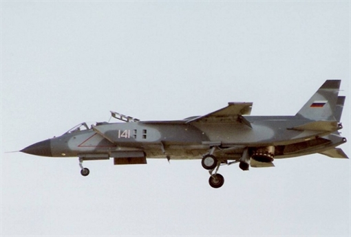 Ngoài ra, Yak-141 còn là phương án thay thế cho các máy bay chiến đấu Yak-38 thời bấy giờ đang được trang bị cho tàu sân bay Minsk và Kiev. Không chỉ có kế hoạch cho Hải quân, Liên Xô còn muốn đưa Yak-141 vào trang bị cho cả lực lượng Không quân. Ngoài ra, Yak-141 còn là phương án thay thế cho các máy bay chiến đấu Yak-38 thời bấy giờ đang được trang bị cho tàu sân bay Minsk và Kiev. Không chỉ có kế hoạch cho Hải quân, Liên Xô còn muốn đưa Yak-141 vào trang bị cho cả lực lượng Không quân.