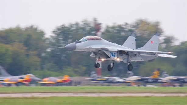 Vừa qua, thương vụ 50 chiếc tiêm kích MiG-35 giữa Nga và Ai Cập đã đi vào hồi kết không như mong muốn của nhà sản xuất khi Cairo đã thay toàn bộ MiG-35 bằng phiên bản khác là MiG-29. Ngoài ra, trước đây Ấn Độ cũng từng cân nhắc mua dòng chiến đấu cơ này, tuy nhiên cuối cùng Bộ Quốc phòng Ấn Độ đã quyết định mua tiêm kích Rafale của Pháp mà không phải MiG-35 của Nga. Vừa qua, thương vụ 50 chiếc tiêm kích MiG-35 giữa Nga và Ai Cập đã đi vào hồi kết không như mong muốn của nhà sản xuất khi Cairo đã thay toàn bộ MiG-35 bằng phiên bản khác là MiG-29. Ngoài ra, trước đây Ấn Độ cũng từng cân nhắc mua dòng chiến đấu cơ này, tuy nhiên cuối cùng Bộ Quốc phòng Ấn Độ đã quyết định mua tiêm kích Rafale của Pháp mà không phải MiG-35 của Nga.