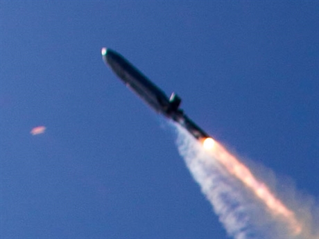 Theo Breaking Defense, ngày 26/7, Tập đoàn Lockheed Martin đã ký bản hợp đồng với Lầu Năm Góc trị giá 86,5 triệu USD sản xuất 23 tên lửa diệt hạm tầm xa AGM-158C LRASM. Đây là biến thể trang bị trí tuệ nhân tạo (AI) dành cho tiêm kích hạm F/A-18E/F Super Hornet và oanh tạc cơ B-1B. Theo Breaking Defense, ngày 26/7, Tập đoàn Lockheed Martin đã ký bản hợp đồng với Lầu Năm Góc trị giá 86,5 triệu USD sản xuất 23 tên lửa diệt hạm tầm xa AGM-158C LRASM. Đây là biến thể trang bị trí tuệ nhân tạo (AI) dành cho tiêm kích hạm F/A-18E/F Super Hornet và oanh tạc cơ B-1B.