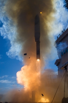 Nhà sản xuất Lockheed Martin đã trang bị cho LRASM đầu dò vô tuyến đa chức năng cùng đường truyền dữ liệu (datalink) tối tân. Sau khi rời khỏi bệ phóng, nó sẽ nhận dữ liệu mục tiêu từ tàu chiến hoặc máy bay, sau đó tiếp tục nhận thông tin cập nhật về mục tiêu qua kết nối với vệ tinh. Nhà sản xuất Lockheed Martin đã trang bị cho LRASM đầu dò vô tuyến đa chức năng cùng đường truyền dữ liệu (datalink) tối tân. Sau khi rời khỏi bệ phóng, nó sẽ nhận dữ liệu mục tiêu từ tàu chiến hoặc máy bay, sau đó tiếp tục nhận thông tin cập nhật về mục tiêu qua kết nối với vệ tinh.