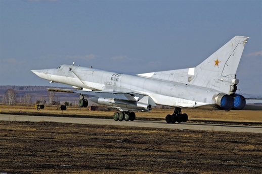 Vị chuyên gia này cho rằng, loại tiệm nhỉnh hơn 1 chút mà Mỹ có thể đem ra so sánh là B-1B Lancer, vốn đã bị gỡ bỏ chức năng tấn công hạt nhân thời hậu Chiến tranh Lạnh. Trong khi đó, một loại máy khác có vai trò tương tự là phiên bản ném bom chiến lược đã bị cho về hưu FB-111. Vị chuyên gia này cho rằng, loại tiệm nhỉnh hơn 1 chút mà Mỹ có thể đem ra so sánh là B-1B Lancer, vốn đã bị gỡ bỏ chức năng tấn công hạt nhân thời hậu Chiến tranh Lạnh. Trong khi đó, một loại máy khác có vai trò tương tự là phiên bản ném bom chiến lược đã bị cho về hưu FB-111.