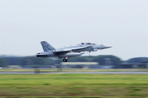 Theo chuyên gia quân sự cấp cao của Mỹ, Tyler Rogovey, máy bay tác chiến điện tử Boeing EA-18G Growler rất khó áp đảo và đe dọa hệ thống tên lửa phòng không tối tân S-400 của Nga. Theo chuyên gia quân sự cấp cao của Mỹ, Tyler Rogovey, máy bay tác chiến điện tử Boeing EA-18G Growler rất khó áp đảo và đe dọa hệ thống tên lửa phòng không tối tân S-400 của Nga.