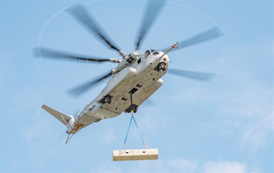 Để nhấc bổng CH-53K lên bầu trời, trực thăng này được thiết kế với ba động cơ tuốc bin trục GE38-1B công suất 7.500 mã lực/chiếc cùng bộ cánh quạt chính 7 lá cho tốc độ hành trình 315km/h, bán kính tác chiến 204km, trần bay 4,38km, vận tốc leo cao 13m/s. Kíp lái điều khiển máy bay gồm 5 người (hai phi công, ba xạ thủ súng máy), cabin có thể chứa 37 binh sĩ. Để nhấc bổng CH-53K lên bầu trời, trực thăng này được thiết kế với ba động cơ tuốc bin trục GE38-1B công suất 7.500 mã lực/chiếc cùng bộ cánh quạt chính 7 lá cho tốc độ hành trình 315km/h, bán kính tác chiến 204km, trần bay 4,38km, vận tốc leo cao 13m/s. Kíp lái điều khiển máy bay gồm 5 người (hai phi công, ba xạ thủ súng máy), cabin có thể chứa 37 binh sĩ.