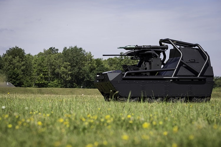 Tại triển lãm an ninh quốc phòng DSEI 2017 được tổ chức tại London, Tập đoàn quốc phòng Rheinmetall của Đức đã cho ra mắt một khái niệm phương tiện chiến đấu mặt đất không người lái mới có tên MM UGV (Multi Misson Unmanned Ground Vehicle) dành cho các đơn vị chiến đấu bộ binh. Nguồn ảnh: Rheinmetall. Tại triển lãm an ninh quốc phòng DSEI 2017 được tổ chức tại London, Tập đoàn quốc phòng Rheinmetall của Đức đã cho ra mắt một khái niệm phương tiện chiến đấu mặt đất không người lái mới có tên MM UGV (Multi Misson Unmanned Ground Vehicle) dành cho các đơn vị chiến đấu bộ binh. Nguồn ảnh: Rheinmetall.