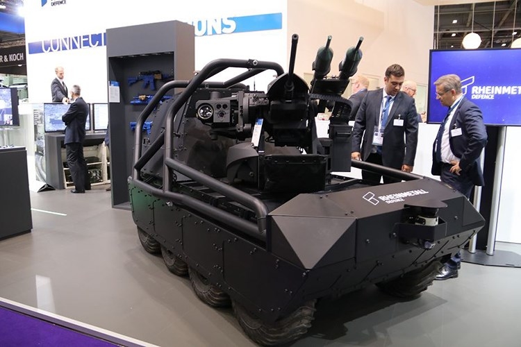 MM UGV nặng khoảng 750kg, có tải trọng trên 600kg với các hoạt động thông thường, 300kg khi lội nước và nếu sử dụng thêm pin nhiên liệu mở rộng nó có thể hoạt động liên tục tới 24 giờ. Tốc độ di chuyển tối đa của MM UGV lần lượt là 40km/h trên mặt đất và 5km/h khi lội nước. Nguồn ảnh: Army Recognition. MM UGV nặng khoảng 750kg, có tải trọng trên 600kg với các hoạt động thông thường, 300kg khi lội nước và nếu sử dụng thêm pin nhiên liệu mở rộng nó có thể hoạt động liên tục tới 24 giờ. Tốc độ di chuyển tối đa của MM UGV lần lượt là 40km/h trên mặt đất và 5km/h khi lội nước. Nguồn ảnh: Army Recognition.