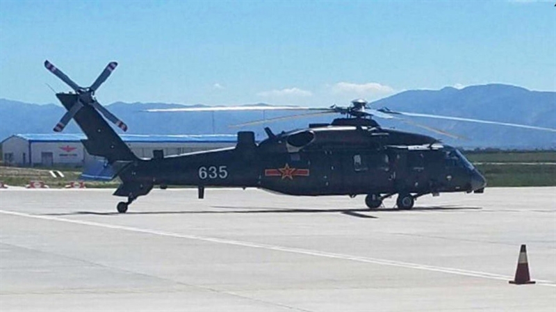 Black Hawk là một mẫu trực thăng đa dụng 2 động cơ hạng trung do Sikorsky chế tạo. Chiếc trực thăng đầu tiên loại này được sử dụng trong lục quân Mỹ từ năm 1979 để thay thế trực thăng Bell UH-1 Iroquois. Một thời gian sau đó Sirkosky cũng sản xuất thêm các phiên bản dành riêng cho Hải Quân, Không quân. Black Hawk là một mẫu trực thăng đa dụng 2 động cơ hạng trung do Sikorsky chế tạo. Chiếc trực thăng đầu tiên loại này được sử dụng trong lục quân Mỹ từ năm 1979 để thay thế trực thăng Bell UH-1 Iroquois. Một thời gian sau đó Sirkosky cũng sản xuất thêm các phiên bản dành riêng cho Hải Quân, Không quân.