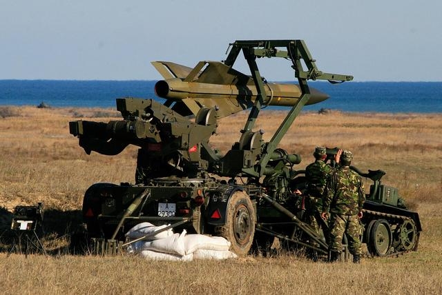 Tổ hợp MIM-23 Hawk trang bị đạn tên lửa MIM-23 dài 5,08m, đường kính thân 0,37m, sải cánh 1,21m, lắp đầu đạn nổ mảnh nặng 54 kg và trọng lượng phóng 584 kg. Tên lửa có thể tiêu diệt mục tiêu ở cự ly 2-25 km, độ cao bay tối đa 11.000m, tốc độ hành trình Mach 2,4. MIM-23 lắp đầu tự dẫn radar bán chủ động – công nghệ hiện đại vào thời điểm đó. Tổ hợp MIM-23 Hawk trang bị đạn tên lửa MIM-23 dài 5,08m, đường kính thân 0,37m, sải cánh 1,21m, lắp đầu đạn nổ mảnh nặng 54 kg và trọng lượng phóng 584 kg. Tên lửa có thể tiêu diệt mục tiêu ở cự ly 2-25 km, độ cao bay tối đa 11.000m, tốc độ hành trình Mach 2,4. MIM-23 lắp đầu tự dẫn radar bán chủ động – công nghệ hiện đại vào thời điểm đó.