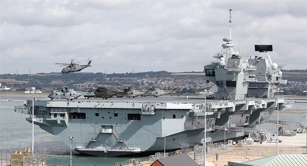 Theo Tướng Konashenkov, tàu sân bay HMS Queen Elizabeth của Hải quân Vương quốc Anh chỉ là mục tiêu trên biển dễ bị tấn công. Ông lưu ý rằng nếu thiếu sự trợ giúp từ bên ngoài của đội tàu chiến bảo vệ, tàu ngầm và tàu hậu cần bao quanh, thì hàng không mẫu hạm Anh chỉ là nơi máy bay có thể xuất kích. Theo Tướng Konashenkov, tàu sân bay HMS Queen Elizabeth của Hải quân Vương quốc Anh chỉ là mục tiêu trên biển dễ bị tấn công. Ông lưu ý rằng nếu thiếu sự trợ giúp từ bên ngoài của đội tàu chiến bảo vệ, tàu ngầm và tàu hậu cần bao quanh, thì hàng không mẫu hạm Anh chỉ là nơi máy bay có thể xuất kích.
