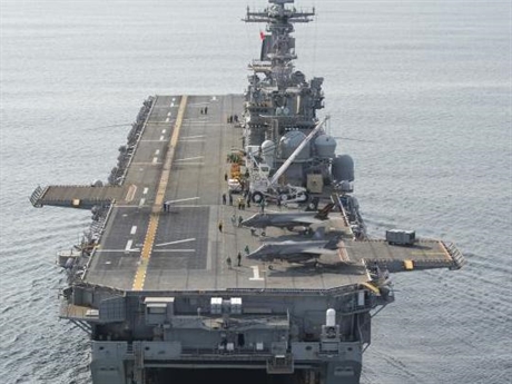 Được biết, phi đội máy bay F-35B hoạt động tại Biển Đông thuộc biên chế chính thức của lực lượng Thủy quân Lục chiến số 31 và Thủy quân Lục chiến số 13 của Hải quân Mỹ. Hình ảnh được công bố cho thấy, chiếc F-35B bay lơ lửng bên trên sàn đáp của tàu đổ bộ Wasp và thực hiện màn hạ cánh ngoạn mục. Được biết, phi đội máy bay F-35B hoạt động tại Biển Đông thuộc biên chế chính thức của lực lượng Thủy quân Lục chiến số 31 và Thủy quân Lục chiến số 13 của Hải quân Mỹ. Hình ảnh được công bố cho thấy, chiếc F-35B bay lơ lửng bên trên sàn đáp của tàu đổ bộ Wasp và thực hiện màn hạ cánh ngoạn mục.