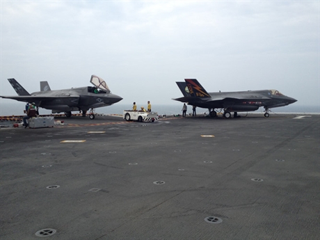 Chiếc tiêm kích F-35B sau đó hạ cánh an toàn và nhường chỗ cho một máy bay khác cất cánh. Trong khi đó, chiếc F-35B còn lại đã thực hiện thành công pha cất cánh bằng đường băng ngắn - kiểu cất cánh đặc trưng riêng. Chiếc tiêm kích F-35B sau đó hạ cánh an toàn và nhường chỗ cho một máy bay khác cất cánh. Trong khi đó, chiếc F-35B còn lại đã thực hiện thành công pha cất cánh bằng đường băng ngắn - kiểu cất cánh đặc trưng riêng.