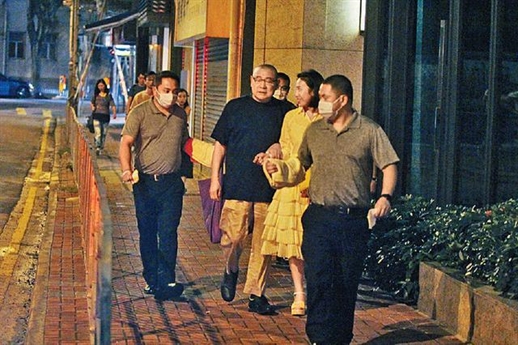 Chăm sóc chồng tỷ phú chu đáo, tận tình, Gambi được đứng tên số tài sản lên đến 2,7 tỷ USD. Trong đó có bộ sưu tập lên tới 700 chiếc túi Hermes. Theo thống kê của Forbes, tài sản của ông Lưu tính đến năm 2018 là khoảng 16,4 tỷ USD, phần lớn nằm trong 61% cổ phần của Tập đoàn bất động sản Chinese Estates Holdings. Chăm sóc chồng tỷ phú chu đáo, tận tình, Gambi được đứng tên số tài sản lên đến 2,7 tỷ USD. Trong đó có bộ sưu tập lên tới 700 chiếc túi Hermes. Theo thống kê của Forbes, tài sản của ông Lưu tính đến năm 2018 là khoảng 16,4 tỷ USD, phần lớn nằm trong 61% cổ phần của Tập đoàn bất động sản Chinese Estates Holdings.