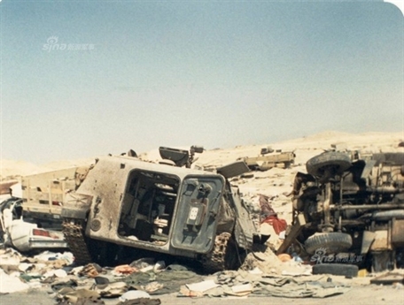 Nhằm đảm bảo hơn cho cuộc rút lui chiến thuật, Iraq đơi đến đêm tối mới hành quân. Một đoàn xe cả quân sự lẫn dân sự dài dằng dặc của Iraq chở các binh sĩ bí mật rút khỏi Kuwait trên xa lộ 80 nối liền với tỉnh Barsa của Iraq, đây cũng chính là con đường mà Hussein đã đưa quân tấn công Kuwait 6 tháng trước đó. Nhằm đảm bảo hơn cho cuộc rút lui chiến thuật, Iraq đơi đến đêm tối mới hành quân. Một đoàn xe cả quân sự lẫn dân sự dài dằng dặc của Iraq chở các binh sĩ bí mật rút khỏi Kuwait trên xa lộ 80 nối liền với tỉnh Barsa của Iraq, đây cũng chính là con đường mà Hussein đã đưa quân tấn công Kuwait 6 tháng trước đó.