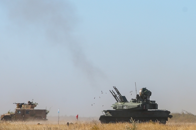 Hệ thống pháo tự hành chống máy bay Shilka nhả đạn trong cuộc tập trận ven bờ Biển Azov gần thị trấn Urzuf. Hệ thống pháo tự hành chống máy bay Shilka nhả đạn trong cuộc tập trận ven bờ Biển Azov gần thị trấn Urzuf.