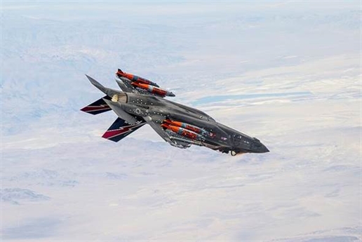 Kế hoạch dùng tiêm kích tàng hình F-35 để thực hiện các cuộc tấn công hạt nhân chiến thuật sẽ cho phép quân đội Mỹ chống lại các mối đe dọa hiện nay. Loại vũ khí chính xác cao như bom B61-12 có khả năng sát thương thậm chí hơn các đầu đạn hạt nhân đã được tính đến. Kế hoạch dùng tiêm kích tàng hình F-35 để thực hiện các cuộc tấn công hạt nhân chiến thuật sẽ cho phép quân đội Mỹ chống lại các mối đe dọa hiện nay. Loại vũ khí chính xác cao như bom B61-12 có khả năng sát thương thậm chí hơn các đầu đạn hạt nhân đã được tính đến.