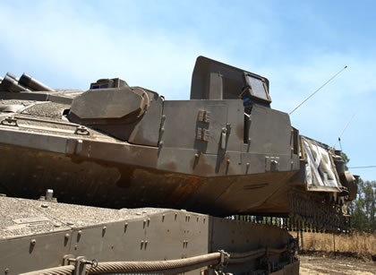 Điểm đặc biệt của Merkava Mark IV là chúng được thiết kế giáp theo kiểu module cho phép thay thế các module bị bắn hỏng một cách nhanh nhất. Các module này là loại giáp composite gốm lõi thép có khả năng kháng cự đạn xuyên giáp từ pháo tăng, tên lửa chống tăng, súng chống tăng. Các module giáp phủ kín toàn thân xe, tháp pháo ở mọi góc đem lại khả năng bảo vệ tuyệt vời. Điểm đặc biệt của Merkava Mark IV là chúng được thiết kế giáp theo kiểu module cho phép thay thế các module bị bắn hỏng một cách nhanh nhất. Các module này là loại giáp composite gốm lõi thép có khả năng kháng cự đạn xuyên giáp từ pháo tăng, tên lửa chống tăng, súng chống tăng. Các module giáp phủ kín toàn thân xe, tháp pháo ở mọi góc đem lại khả năng bảo vệ tuyệt vời.