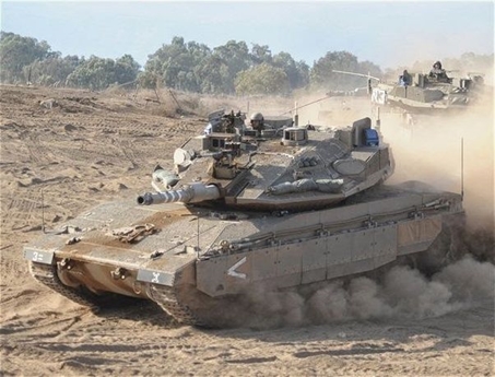 Merkava lần đầu xung trận trong cuộc chiến Lebanon 2006 cùng các thế hệ 2 Mk 2 và 3 Mk 3. Trong cuộc chiến này, tổng cộng có khoảng 50 chiếc Merkava bị trúng đạn gây thiệt hại, 21 chiếc bị bắn xuyên giáp (15 vì tên lửa và 6 vì mìn chống tăng). Trong số đó, đã ghi nhận 5-6 chiếc Mk 4 bị phá hủy bởi tên lửa chống tăng Kornet của Nga. Merkava lần đầu xung trận trong cuộc chiến Lebanon 2006 cùng các thế hệ 2 Mk 2 và 3 Mk 3. Trong cuộc chiến này, tổng cộng có khoảng 50 chiếc Merkava bị trúng đạn gây thiệt hại, 21 chiếc bị bắn xuyên giáp (15 vì tên lửa và 6 vì mìn chống tăng). Trong số đó, đã ghi nhận 5-6 chiếc Mk 4 bị phá hủy bởi tên lửa chống tăng Kornet của Nga.