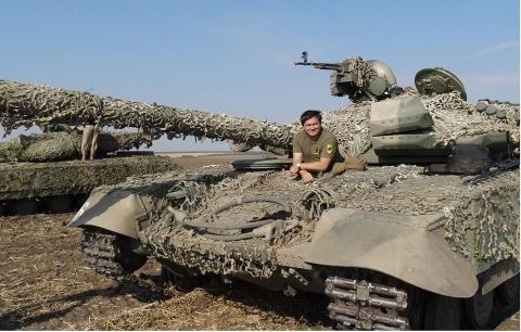 Các nâng cấp của T-64 lên chuẩn T-64BM Bulat bao gồm: trang bị giáp cảm ứng nổ Kontakt-5, pháo chính cải tiến tích hợp phóng tên lửa chống tăng 9K120 Refleks, hệ thống kiểm soát bắn 1A45 Irtysh, kính ngắm toàn cảnh TKN-4S cho chỉ huy, kính ngắm tích hợp ngày/đêm cho pháo thủ TPN-4E Buran-E, hệ thống ngắm bắn PZU-7 cải tiến cho súng máy phòng không 12,7mm, động cơ mới 6TDF 1.000 mã lực (735 kW). Các nâng cấp của T-64 lên chuẩn T-64BM Bulat bao gồm: trang bị giáp cảm ứng nổ Kontakt-5, pháo chính cải tiến tích hợp phóng tên lửa chống tăng 9K120 Refleks, hệ thống kiểm soát bắn 1A45 Irtysh, kính ngắm toàn cảnh TKN-4S cho chỉ huy, kính ngắm tích hợp ngày/đêm cho pháo thủ TPN-4E Buran-E, hệ thống ngắm bắn PZU-7 cải tiến cho súng máy phòng không 12,7mm, động cơ mới 6TDF 1.000 mã lực (735 kW).