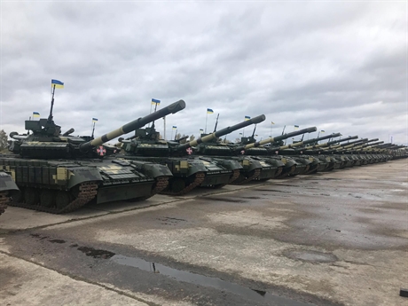 Các xe tăng Т-64BM Bulat có ngoại hình không khác biệt lắm so với người tiền nhiệm T-64BV, nhưng khác đáng kể về vũ khí và hệ thống bảo vệ. Cơ quan mua sắm quốc phòng Ukraine Ukroboronprom tuyên bố sẽ tiếp tục hiện đại hóa xe tăng T-64 lên chuẩn T-64BM Bulat và cho rằng đây là là loại tăng có khả năng chiến đấu ngang ngửa với dòng tăng hiện đại nhất của Nga là T-90. Các xe tăng Т-64BM Bulat có ngoại hình không khác biệt lắm so với người tiền nhiệm T-64BV, nhưng khác đáng kể về vũ khí và hệ thống bảo vệ. Cơ quan mua sắm quốc phòng Ukraine Ukroboronprom tuyên bố sẽ tiếp tục hiện đại hóa xe tăng T-64 lên chuẩn T-64BM Bulat và cho rằng đây là là loại tăng có khả năng chiến đấu ngang ngửa với dòng tăng hiện đại nhất của Nga là T-90.