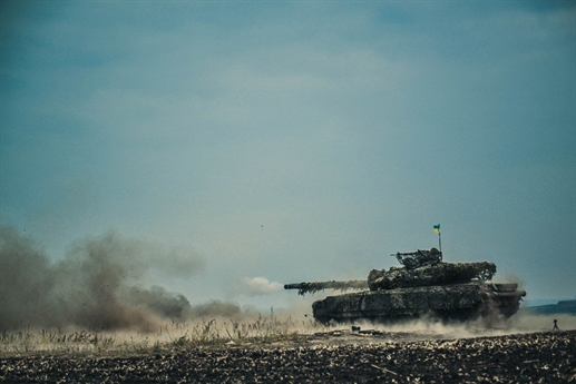 T-64BM Bulat còn được trang bị pháo 125 mm có chế độ nạp đạn tự động, phạm vi tác chiến hiệu quả tối đa 2.500 mét vào ban ngày và 1.500 mét vào ban đêm. So với các phiên bản trước đó của Т-64, Bulat có sức mạnh chiến đấu, sức cơ động và khả năng bảo vệ được cải thiện mạnh mẽ. T-64BM Bulat còn được trang bị pháo 125 mm có chế độ nạp đạn tự động, phạm vi tác chiến hiệu quả tối đa 2.500 mét vào ban ngày và 1.500 mét vào ban đêm. So với các phiên bản trước đó của Т-64, Bulat có sức mạnh chiến đấu, sức cơ động và khả năng bảo vệ được cải thiện mạnh mẽ.