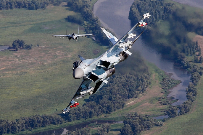 Dễ nhận thấy rằng Su-35S của Nga nói riêng cũng như dòng Flanker nói chung có kích thước thuộc hàng \ Dễ nhận thấy rằng Su-35S của Nga nói riêng cũng như dòng Flanker nói chung có kích thước thuộc hàng \