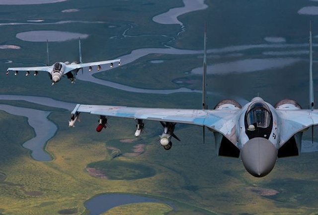 Tạp chí Defense News dẫn nguồn tin quân sự Mỹ cho biết, vụ việc tiêm kích F-22 quay đầu bỏ đi khi Su-35 mang vũ khí áp sát trên bầu trời Syria hôm 23/11/2017 về thực chất là Không quân Mỹ không muốn để xảy ra tình huống va chạm không đáng có. Tuy nhiên, khi buộc phải đối đầu, F-22 có thể bắn hạ tiêm kích Su-35 khi người Nga vẫn chưa kịp hiểu chuyện gì xảy ra. Tạp chí Defense News dẫn nguồn tin quân sự Mỹ cho biết, vụ việc tiêm kích F-22 quay đầu bỏ đi khi Su-35 mang vũ khí áp sát trên bầu trời Syria hôm 23/11/2017 về thực chất là Không quân Mỹ không muốn để xảy ra tình huống va chạm không đáng có. Tuy nhiên, khi buộc phải đối đầu, F-22 có thể bắn hạ tiêm kích Su-35 khi người Nga vẫn chưa kịp hiểu chuyện gì xảy ra.