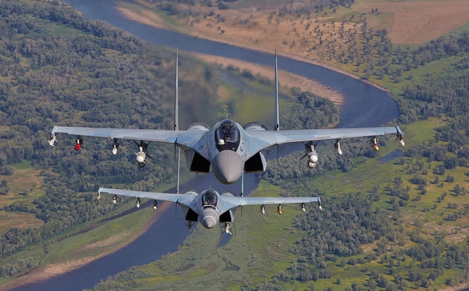 Còn trên F-22, Lockheed Martin từng tiết lộ rằng tùy từng góc độ nhưng diện tích phản xạ radar (RCS) của Raptor chỉ dao động quanh mức 0,0001 m2. Ngoài ra, máy bay còn được bao bọc bởi lớp sơn phủ đặc biệt có tác dụng hấp thụ 62% - 70% sóng radar của máy bay đối phương. Còn trên F-22, Lockheed Martin từng tiết lộ rằng tùy từng góc độ nhưng diện tích phản xạ radar (RCS) của Raptor chỉ dao động quanh mức 0,0001 m2. Ngoài ra, máy bay còn được bao bọc bởi lớp sơn phủ đặc biệt có tác dụng hấp thụ 62% - 70% sóng radar của máy bay đối phương.