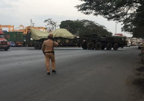 Nhận định trên được tạp chí National Interest nói đến nhân sự kiện lô tăng T-90 thứ 2 đã về đến Việt Nam. Báo Mỹ cho biết, để có thể vô hiệu được đòn đánh từ tên lửa chống tăng, T-90 Việt Nam được trang bị bộ đèn gây nhiễu OTShU-1-7 thuộc hệ thống phòng vệ chủ động Shtora-1. Nhận định trên được tạp chí National Interest nói đến nhân sự kiện lô tăng T-90 thứ 2 đã về đến Việt Nam. Báo Mỹ cho biết, để có thể vô hiệu được đòn đánh từ tên lửa chống tăng, T-90 Việt Nam được trang bị bộ đèn gây nhiễu OTShU-1-7 thuộc hệ thống phòng vệ chủ động Shtora-1.