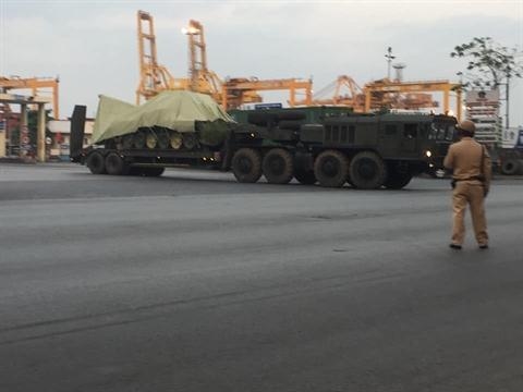 Đầu tiên cần xem xét cấu tạo của Shtora, đây là một tổ hợp phòng vệ mềm, có khả năng đánh bại tất cả các loại tên lửa chống tăng có điều khiển. Kết cấu tổ hợp gồm các cảm biến laser xung quanh tháp pháo để thu tín hiệu khi xe bị hệ thống chỉ thị bằng hoặc đo xa laser chiếu đến, báo hiệu việc đang bị ngắm bắn. Đầu tiên cần xem xét cấu tạo của Shtora, đây là một tổ hợp phòng vệ mềm, có khả năng đánh bại tất cả các loại tên lửa chống tăng có điều khiển. Kết cấu tổ hợp gồm các cảm biến laser xung quanh tháp pháo để thu tín hiệu khi xe bị hệ thống chỉ thị bằng hoặc đo xa laser chiếu đến, báo hiệu việc đang bị ngắm bắn.
