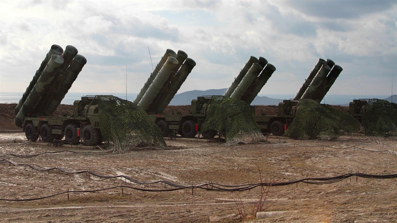 Dù thương vụ S-400 Nga và Qatar mới chỉ dừng lại ở những tuyên bố nhưng chừng ấy cũng đã đủ khiến Doha nhận phản ứng gay gắt từ người láng giềng là Saudi Arabia khi Quốc vương Salman của Saudi Arabia thẳng thắn tuyên bố sẽ tấn công nếu Qatar mua hệ thống phòng thủ S-400 của Nga. Dù thương vụ S-400 Nga và Qatar mới chỉ dừng lại ở những tuyên bố nhưng chừng ấy cũng đã đủ khiến Doha nhận phản ứng gay gắt từ người láng giềng là Saudi Arabia khi Quốc vương Salman của Saudi Arabia thẳng thắn tuyên bố sẽ tấn công nếu Qatar mua hệ thống phòng thủ S-400 của Nga.