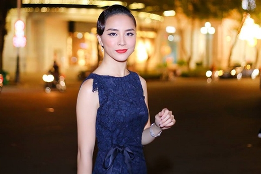 Không hoạt động nhiều trong showbiz, người đẹp gây bất ngờ khi kết hôn với con trai của bà Tư Hường là doanh nhân Nguyễn Quốc Toàn hay còn được gọi là Tony Toàn. Không hoạt động nhiều trong showbiz, người đẹp gây bất ngờ khi kết hôn với con trai của bà Tư Hường là doanh nhân Nguyễn Quốc Toàn hay còn được gọi là Tony Toàn.