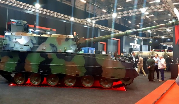 Nghĩa là, máy tính trên xe sẽ tính toán đường đạn của viên thứ 2 và thứ 3 dựa trên viên thứ nhất và tự động chỉnh bắn hai viên pháo này sao cho cả 3 viên chạm mục tiêu, giúp tăng cường xác suất tiêu diệt mục tiêu. Tính năng này đã được kiểm chứng khi T-155 Fırtına công phá công sự kiên cố của người Kurd tại Syria. Nghĩa là, máy tính trên xe sẽ tính toán đường đạn của viên thứ 2 và thứ 3 dựa trên viên thứ nhất và tự động chỉnh bắn hai viên pháo này sao cho cả 3 viên chạm mục tiêu, giúp tăng cường xác suất tiêu diệt mục tiêu. Tính năng này đã được kiểm chứng khi T-155 Fırtına công phá công sự kiên cố của người Kurd tại Syria.