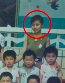 Hà Âm sinh năm 1967 tại Tứ Xuyên. Cô khởi nghiệp với công việc của một giáo viên mầm non trước khi lọt vào mắt xanh của một nhà tuyển trạch diễn viên. Cô từng bị bố mẹ hết mực phản đối quyết định thử sức với điện ảnh trước khi buông xuôi mặc con gái lựa chọn. Hà Âm sinh năm 1967 tại Tứ Xuyên. Cô khởi nghiệp với công việc của một giáo viên mầm non trước khi lọt vào mắt xanh của một nhà tuyển trạch diễn viên. Cô từng bị bố mẹ hết mực phản đối quyết định thử sức với điện ảnh trước khi buông xuôi mặc con gái lựa chọn.