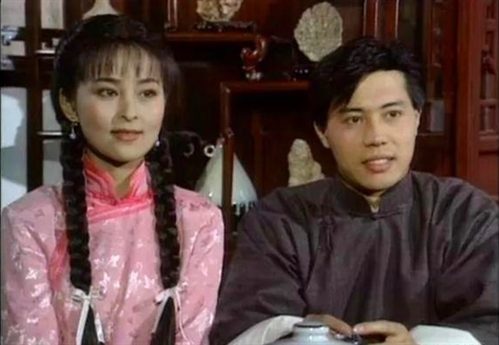 Sự nghiệp tươi sáng nhưng đường tình của cô lại không may mắn như vậy. Bị ảnh hưởng từ phim ảnh, Hà Âm luôn mong có được tình yêu đẹp ngoài đời. Sự nghiệp tươi sáng nhưng đường tình của cô lại không may mắn như vậy. Bị ảnh hưởng từ phim ảnh, Hà Âm luôn mong có được tình yêu đẹp ngoài đời.