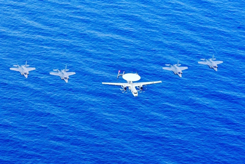 So với quét radar đơn nhất của E-2C, quét tổ hợp của E-2D không những có thể tiến hành quét toàn bộ không gian với 360 độ, vừa có thể tiến hành quan sát tập trung đối với các khu vực trọng điểm, mục tiêu trọng điểm. So với quét radar đơn nhất của E-2C, quét tổ hợp của E-2D không những có thể tiến hành quét toàn bộ không gian với 360 độ, vừa có thể tiến hành quan sát tập trung đối với các khu vực trọng điểm, mục tiêu trọng điểm.