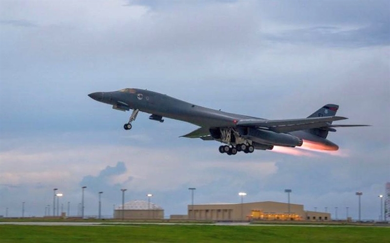 B-1B Lancer là máy bay ném bom chiến lược siêu âm cánh cụp cánh xòe; được thiết kế để tiêu diệt mục tiêu chiến lược của đối phương bằng cả vũ khí hạt nhân và thông thường, cũng như để yểm trợ lực lượng mặt đất. Biến thể đầu tiên của B-1 (B-1A) được dành để giáng đòn tấn công hạt nhân từ độ cao mà các phương tiện phòng không của đối phương không thể tiếp cận. B-1B Lancer là máy bay ném bom chiến lược siêu âm cánh cụp cánh xòe; được thiết kế để tiêu diệt mục tiêu chiến lược của đối phương bằng cả vũ khí hạt nhân và thông thường, cũng như để yểm trợ lực lượng mặt đất. Biến thể đầu tiên của B-1 (B-1A) được dành để giáng đòn tấn công hạt nhân từ độ cao mà các phương tiện phòng không của đối phương không thể tiếp cận.