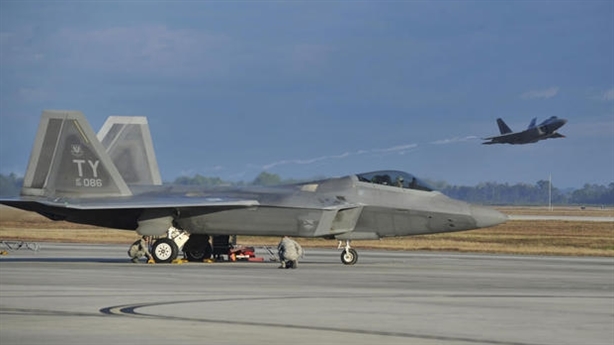 Hiện nay, cảm biến chính của F-22 là radar quét mạng pha điện tử chủ động AESA AN/APG-77. Radar này có khả năng thay đổi tần số liên tục để tránh bị phát hiện, an-ten của radar có thể hoạt động trong 120 độ ở độ cao và phương vị. APG-77 có phạm vi phát hiện mục tiêu có RCS 1m2 ở khoảng cách 240km. Nó được đánh giá là radar trên tiêm kích hàng đầu thế giới. Hiện nay, cảm biến chính của F-22 là radar quét mạng pha điện tử chủ động AESA AN/APG-77. Radar này có khả năng thay đổi tần số liên tục để tránh bị phát hiện, an-ten của radar có thể hoạt động trong 120 độ ở độ cao và phương vị. APG-77 có phạm vi phát hiện mục tiêu có RCS 1m2 ở khoảng cách 240km. Nó được đánh giá là radar trên tiêm kích hàng đầu thế giới.