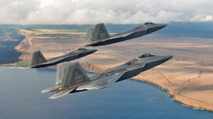 F-22 có 3 khoang vũ khí bên trong thân, trong đó có một khoang lớn dưới bụng và hai khoang nhỏ hai bên hông. Khoang lớn có thể mang theo 6 tên lửa không đối không tầm trung, 2 khoang nhỏ có thể mang theo một tên lửa không đối không tầm ngắn mỗi khoang - Tất cả đều là vũ khí đối không. F-22 có 3 khoang vũ khí bên trong thân, trong đó có một khoang lớn dưới bụng và hai khoang nhỏ hai bên hông. Khoang lớn có thể mang theo 6 tên lửa không đối không tầm trung, 2 khoang nhỏ có thể mang theo một tên lửa không đối không tầm ngắn mỗi khoang - Tất cả đều là vũ khí đối không.