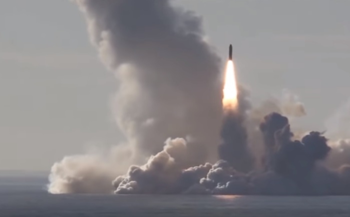 Không chấp nhận sự thua kém trước Mỹ, Nga đã quyết định nâng cấp tên lửa SLBM chiến lược của mình khiến mọi thông số của Bulava tương đương với tên lửa Trident IID5 của Mỹ. Không chấp nhận sự thua kém trước Mỹ, Nga đã quyết định nâng cấp tên lửa SLBM chiến lược của mình khiến mọi thông số của Bulava tương đương với tên lửa Trident IID5 của Mỹ.