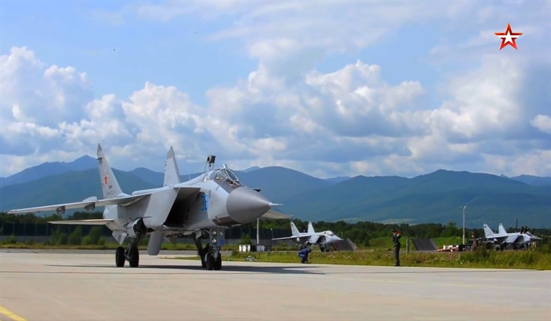 Những chiếc MiG-31BM tham gia cuộc diễn tập thuộc trang bị của lực lượng Không - Hải quân của Hạm đội Thái Bình Dương Nga. Để nhanh chóng hạ mục tiêu trong diễn tập, phi đội chiến đấu cơ Nga đã thực hiện động tác leo cao với tốc độ 2.500km/h và đạt tới trần bay 20km. Những chiếc MiG-31BM tham gia cuộc diễn tập thuộc trang bị của lực lượng Không - Hải quân của Hạm đội Thái Bình Dương Nga. Để nhanh chóng hạ mục tiêu trong diễn tập, phi đội chiến đấu cơ Nga đã thực hiện động tác leo cao với tốc độ 2.500km/h và đạt tới trần bay 20km.