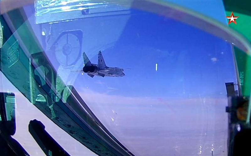 Nhưng theo trang The Drive, vũ khí MiG-31BM mang theo chính là tên lửa diệt vệ tinh 97M6 được phát triển dưới thời Liên xô mới được Nga hoàn thành nâng cấp mới. Nếu thông tin này được phía Nga xác nhận thì điều đó cũng đồng nghĩa với việc Không quân nước này đã bắt đầu thử nghiệm loại vũ khí khủng khiếp có thể diệt vệ tinh ở độ cao 600km sau thời gian dài vũ khí này bị đóng băng. Nhưng theo trang The Drive, vũ khí MiG-31BM mang theo chính là tên lửa diệt vệ tinh 97M6 được phát triển dưới thời Liên xô mới được Nga hoàn thành nâng cấp mới. Nếu thông tin này được phía Nga xác nhận thì điều đó cũng đồng nghĩa với việc Không quân nước này đã bắt đầu thử nghiệm loại vũ khí khủng khiếp có thể diệt vệ tinh ở độ cao 600km sau thời gian dài vũ khí này bị đóng băng.