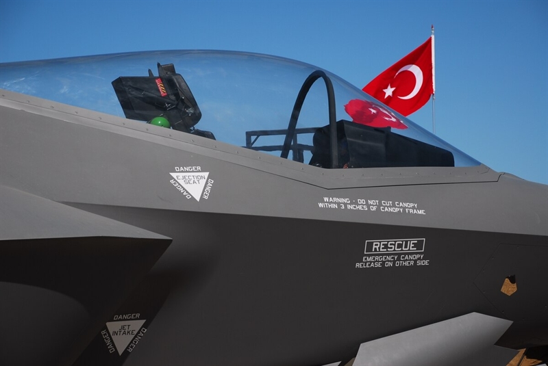 Thông tin được tiết lộ sau khi Lockheed Martin và Bộ Quốc phòng Mỹ vừa ký vào bản hợp đồng trị giá hơn 2,4 tỷ USD mua loạt linh kiện thay thế nguồn cung cấp từ Thổ Nhĩ Kỳ phục vụ việc phát triển tiêm kích tàng hình F-35. Thông tin được tiết lộ sau khi Lockheed Martin và Bộ Quốc phòng Mỹ vừa ký vào bản hợp đồng trị giá hơn 2,4 tỷ USD mua loạt linh kiện thay thế nguồn cung cấp từ Thổ Nhĩ Kỳ phục vụ việc phát triển tiêm kích tàng hình F-35.
