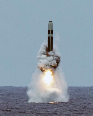 Nhận định trên được chuyên gia của tạp chí National Interest đưa ra khi so sánh tên lửa Trident II D5 trên tàu ngầm Mỹ và Bulava của Hải quân Nga. Hiện nay, tên lửa SLBM Trident II D5 có CEP thấp nhất - chỉ khoảng 100m, trong khi đó thì Bulava của Nga hơn gấp đôi - khoảng 250m. Cùng với độ chính xác cực cao, Trident II D5 cũng đứng thứ hai về cự ly phóng, chỉ sau tên lửa Sinheva của Nga. Nhận định trên được chuyên gia của tạp chí National Interest đưa ra khi so sánh tên lửa Trident II D5 trên tàu ngầm Mỹ và Bulava của Hải quân Nga. Hiện nay, tên lửa SLBM Trident II D5 có CEP thấp nhất - chỉ khoảng 100m, trong khi đó thì Bulava của Nga hơn gấp đôi - khoảng 250m. Cùng với độ chính xác cực cao, Trident II D5 cũng đứng thứ hai về cự ly phóng, chỉ sau tên lửa Sinheva của Nga.